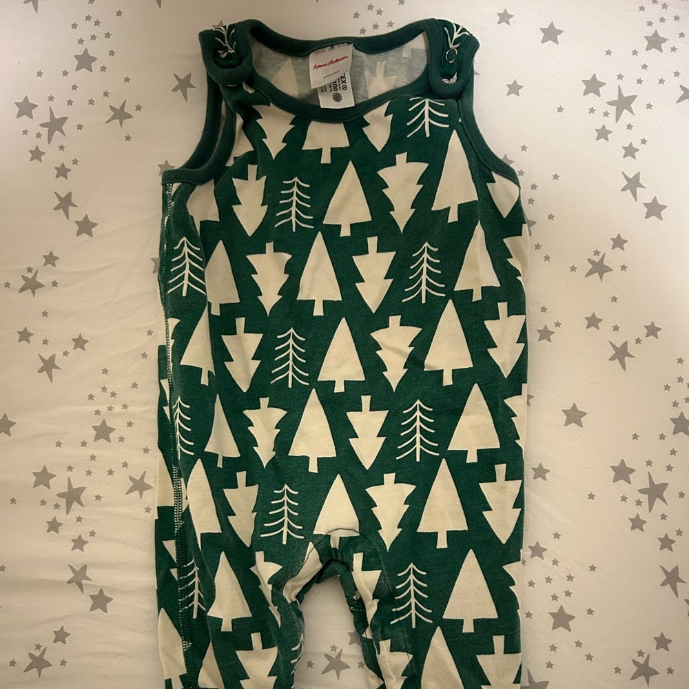 Hanna Andersson green tree print romper 6-12 months
